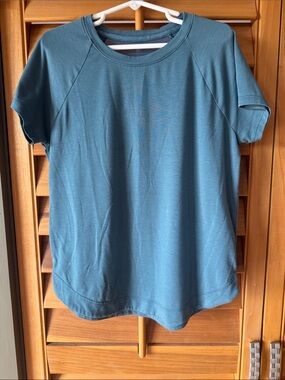 Athleta Short Sleeve Crewneck Teal Tee size Medium (8-10)